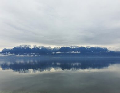 Ciel gris et lac miroir
