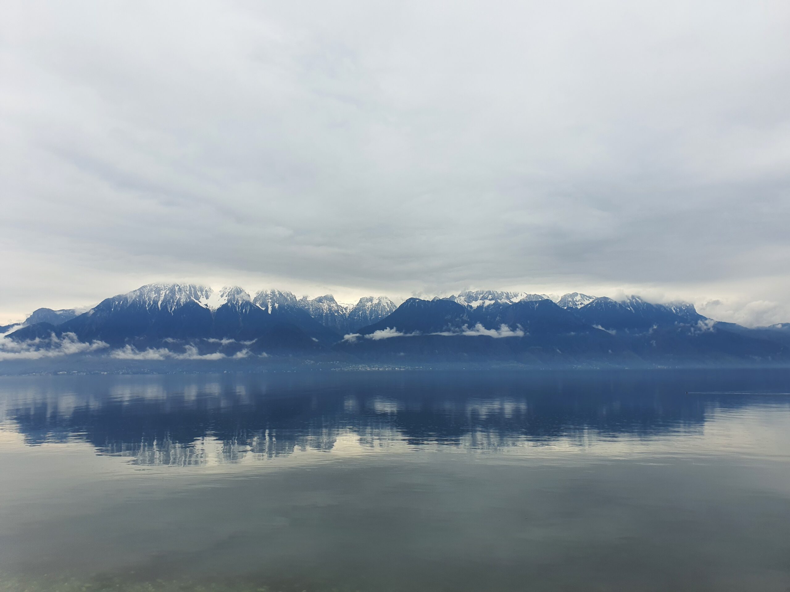 Ciel gris et lac miroir